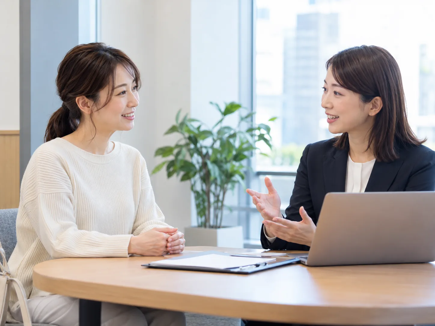看護師と転職支援の担当者が面談している様子